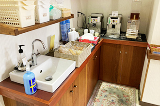 写真：ビジネスホテル 第1スターナゴヤの日替わりパンとコーヒー、りんごジュースの無料軽朝食